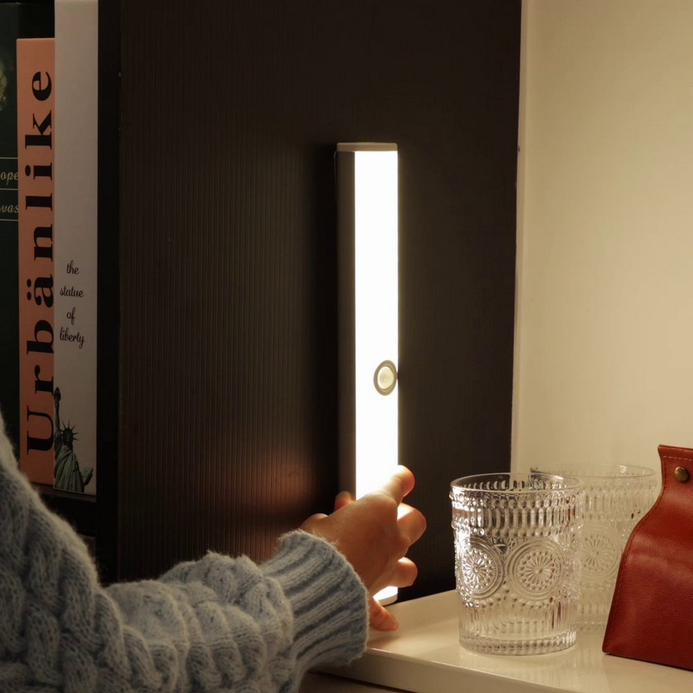 Reglette Led Luce per armadio 4W da 28 cm Bianco freddo 6500K a batteria con sensore di movimento e crepuscolare Aigostar - Foto 3