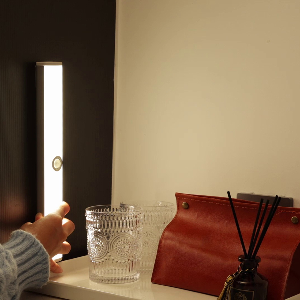 Reglette Led Luce per armadio 4W da 28 cm Bianco neutro 4000K a batteria con sensore di movimento e crepuscolare Aigostar - Foto 3