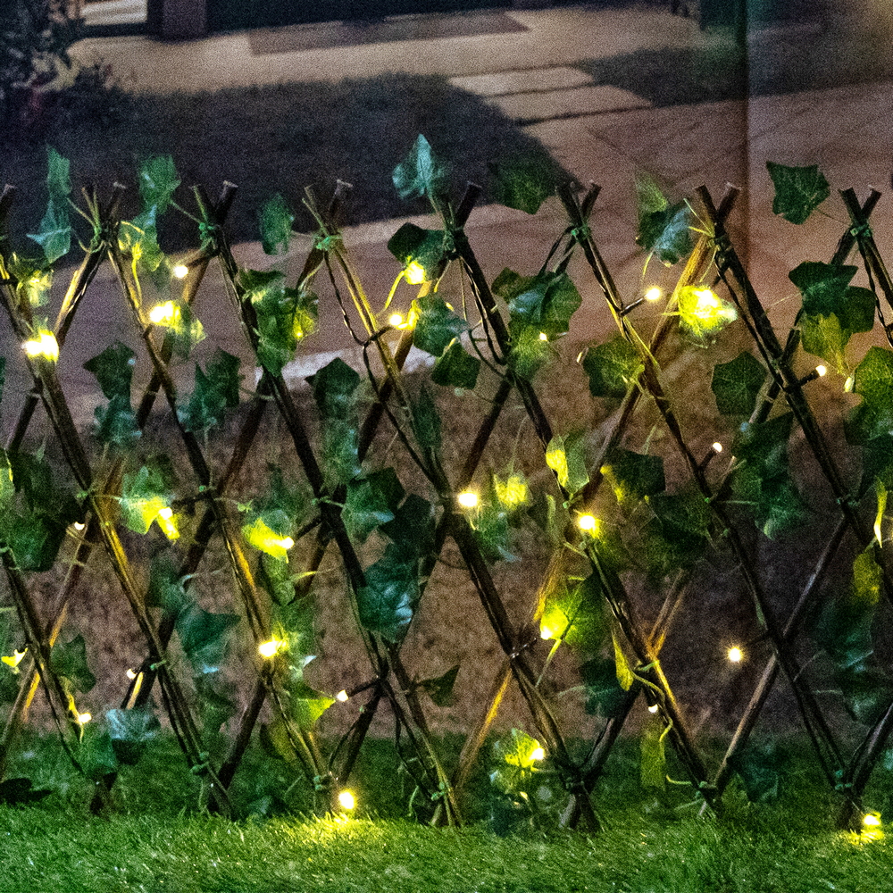 Siepe artificiale luminosa 56 Led a energia solare Recinzione grigliato in legno con foglie di edera da 2 metri alta 30cm Bianco caldo Aigostar - Foto 1